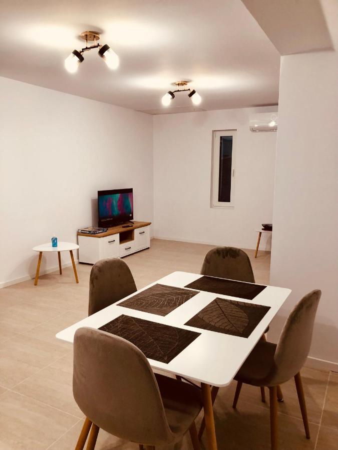 New And Modern Apartments In Villa, Near City Center M36 تيميشورا المظهر الخارجي الصورة